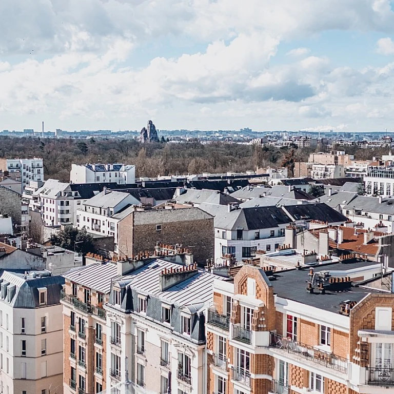 Terrasse travertin : un choix élégant pour votre espace extérieur